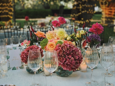 Los centros de mesas para bodas que más gustan a las floristas están llenos de colo